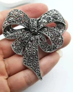 Καρφίτσα σε στύλ ρετρό με μαύρα κρύσταλλα “φιόγκος” - Image 2